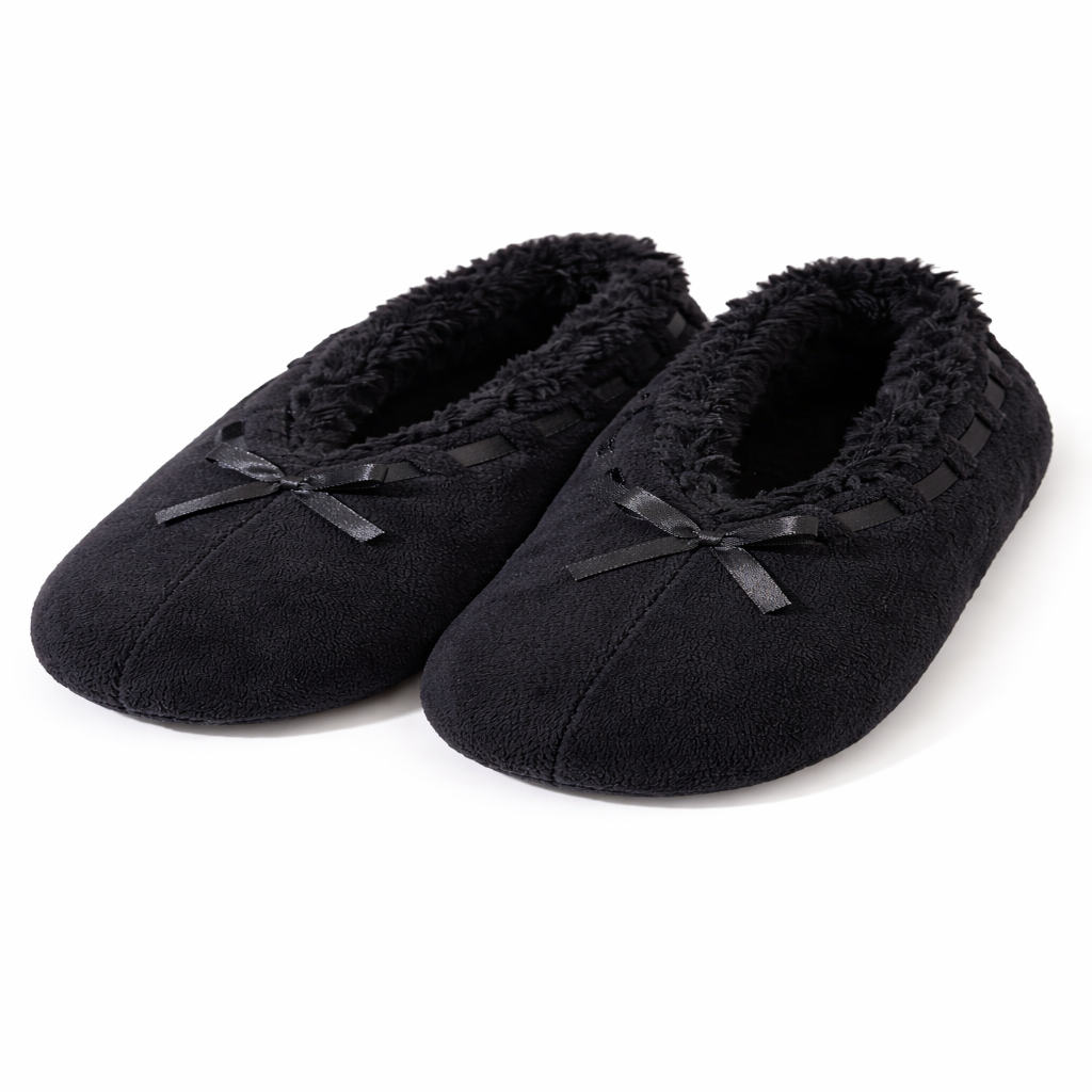 Zapatillas de casa negras con forro de felpa blanca y lazo decorativo