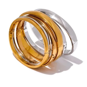 Pulsera de acero inoxidable para mujer con acabado de galvanoplastia.