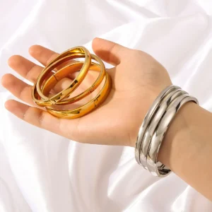 Pulsera de acero inoxidable para mujer en la muñeca, acabado de galvanoplastia.