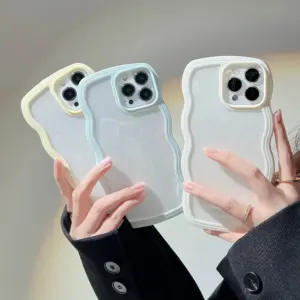 Funda iPhone 13 ondulada con borde ondulado Hover Image